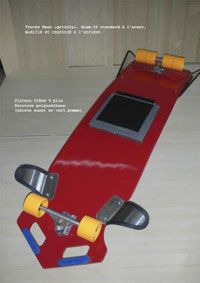 le skullboard est une grande planche à roulettes qui permet de dévaler à toute allure les routes les plus sinueuses
